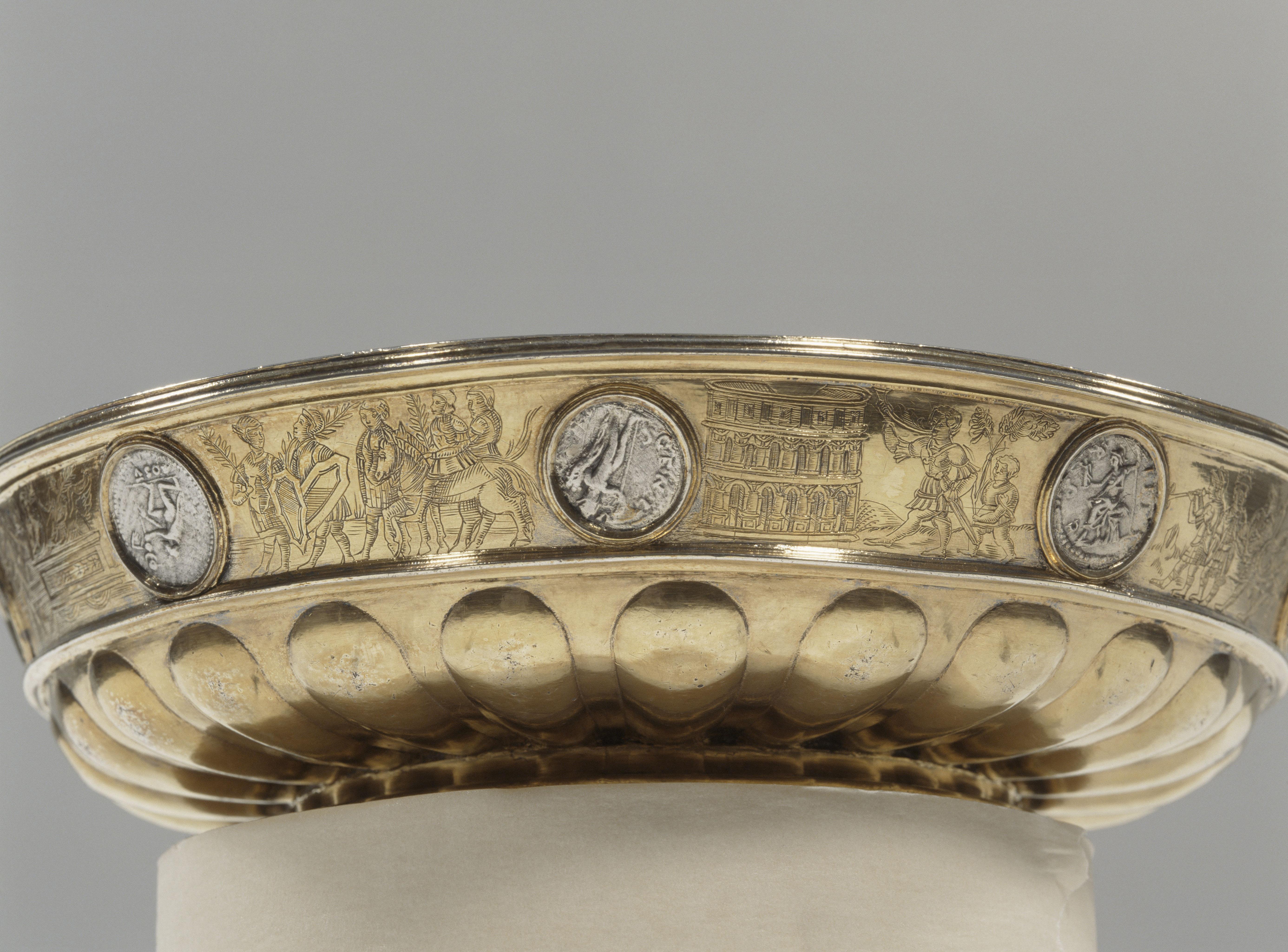 Coupe commémorative ornée de monnaies antiques 