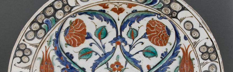 Plat aux deux feuilles saz symétriques formant cœur, Vers 1575, céramique d’Iznik