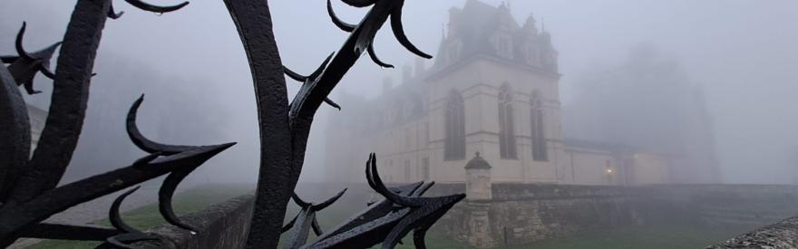 le château sous le brouillard