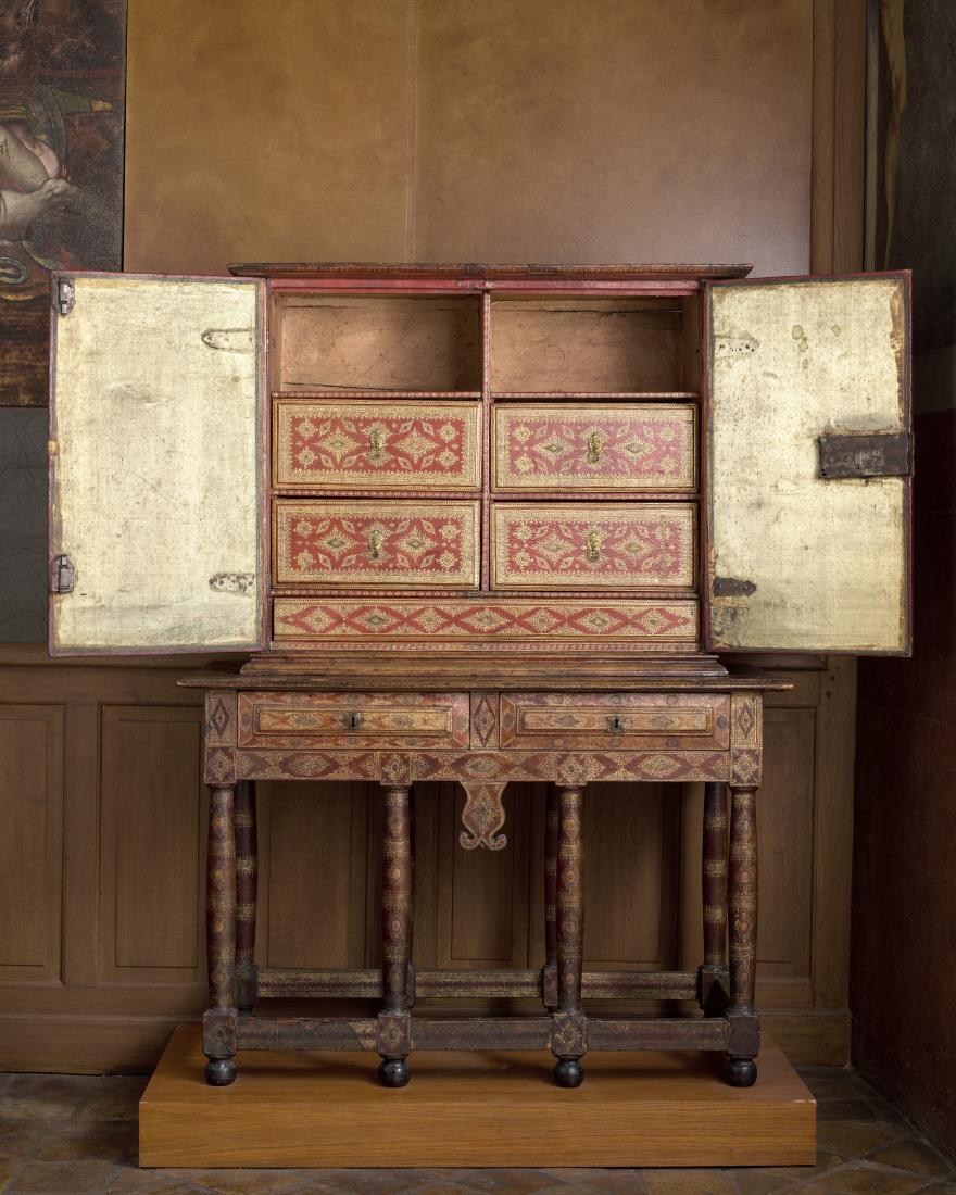 Le cabinet en maroquin (portes ouvertes)