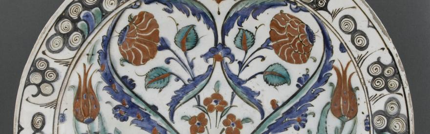 Plat aux deux feuille saz symétriques formant coeur
