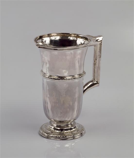 Media Name: o_aiguiere_a_anse_droite_avec_un_decor_cisele_sur_le_pied_de_pouce.jpg