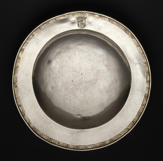 Media Name: o_assiette_aux_armes_de_marguerite_de_bourbon-vendome.jpg