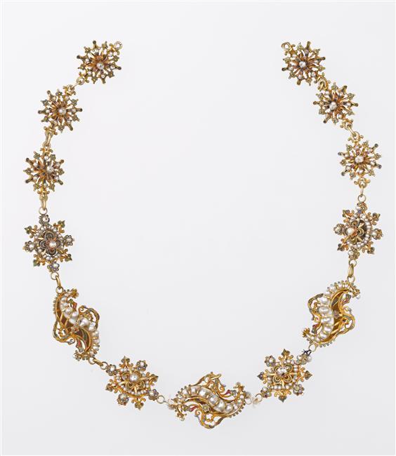 Media Name: o_collier.jpg