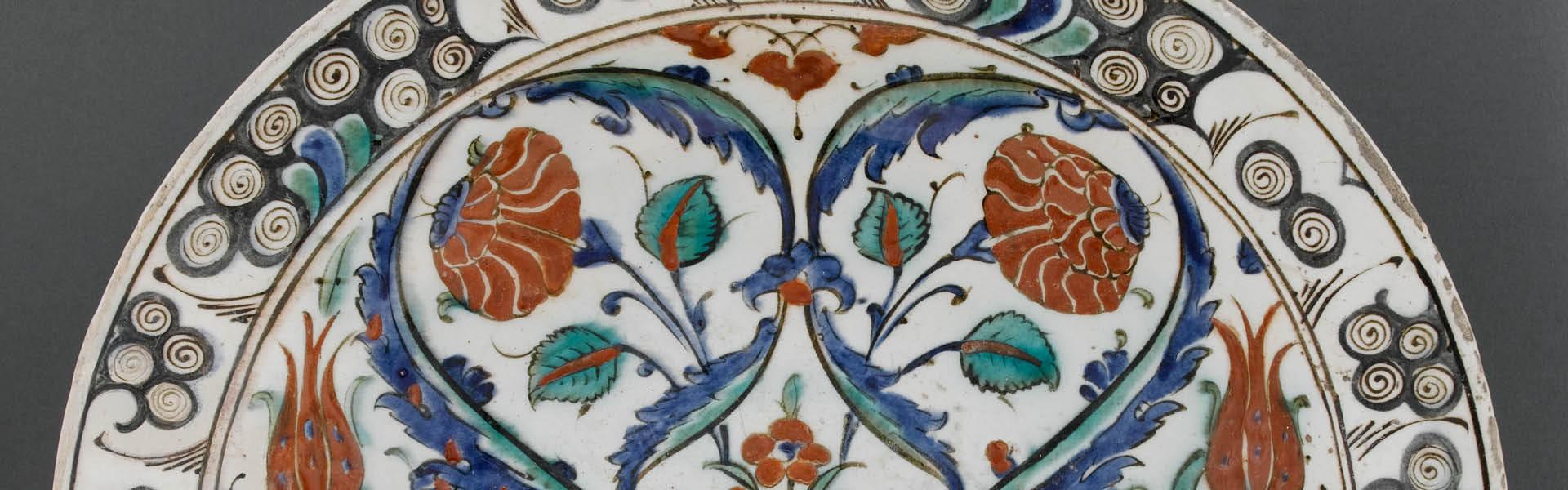 Plat aux deux feuilles saz symétriques formant cœur, Vers 1575, céramique d’Iznik