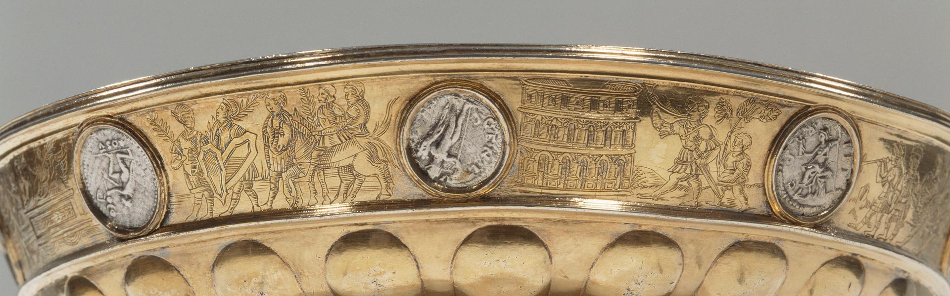 Coupe commémorative ornée de monnaies antiques 