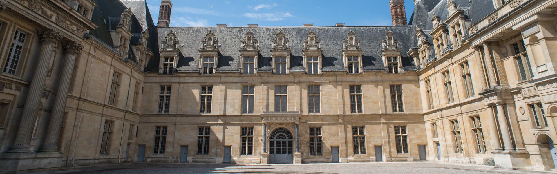La cour du château d’Écouen avant le chantier de restauration des façades