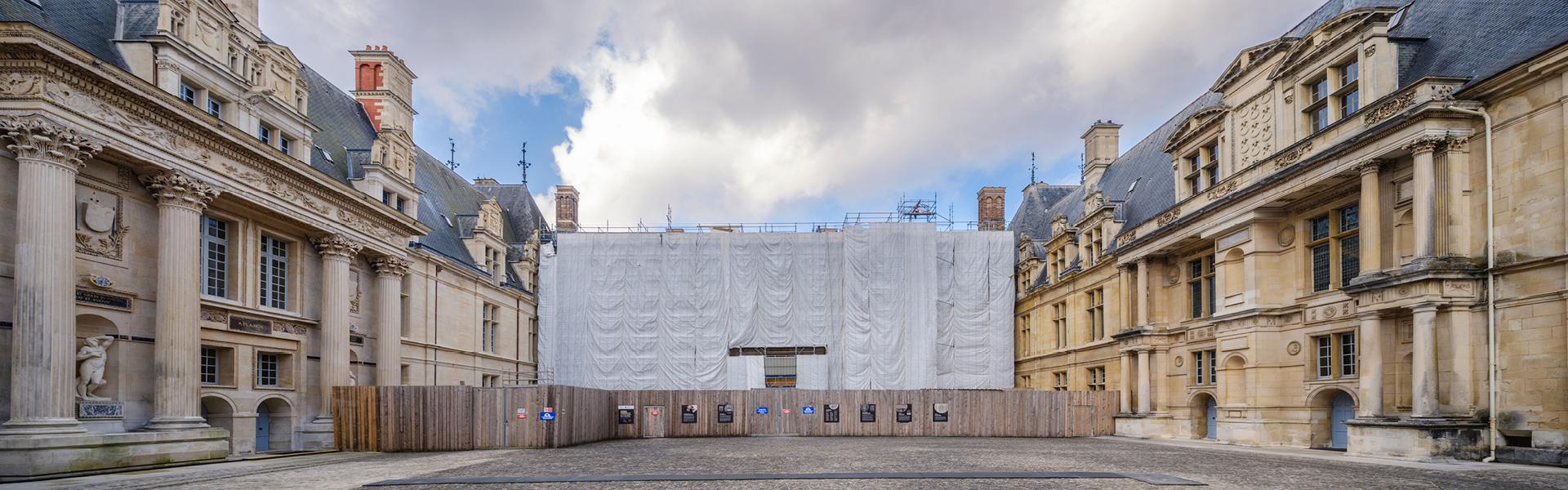 L’aile ouest bâchée 