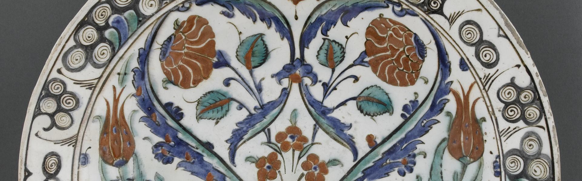 Plat aux deux feuille saz symétriques formant coeur