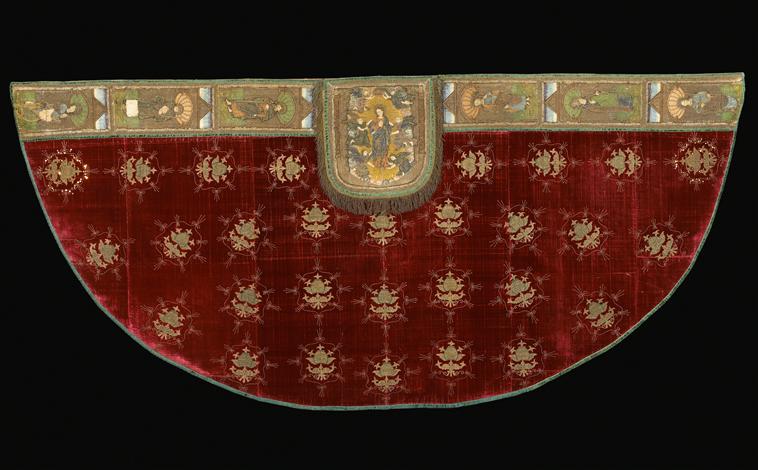 Chape&nbsp;: La Vierge en gloire couronnée par des anges (chaperon)&nbsp;; sainte Marguerite, saint Cyraque, saint Paul, saint Jacques-le-Majeur, saint Paul, un saint Évêque bénissant (orfrois)