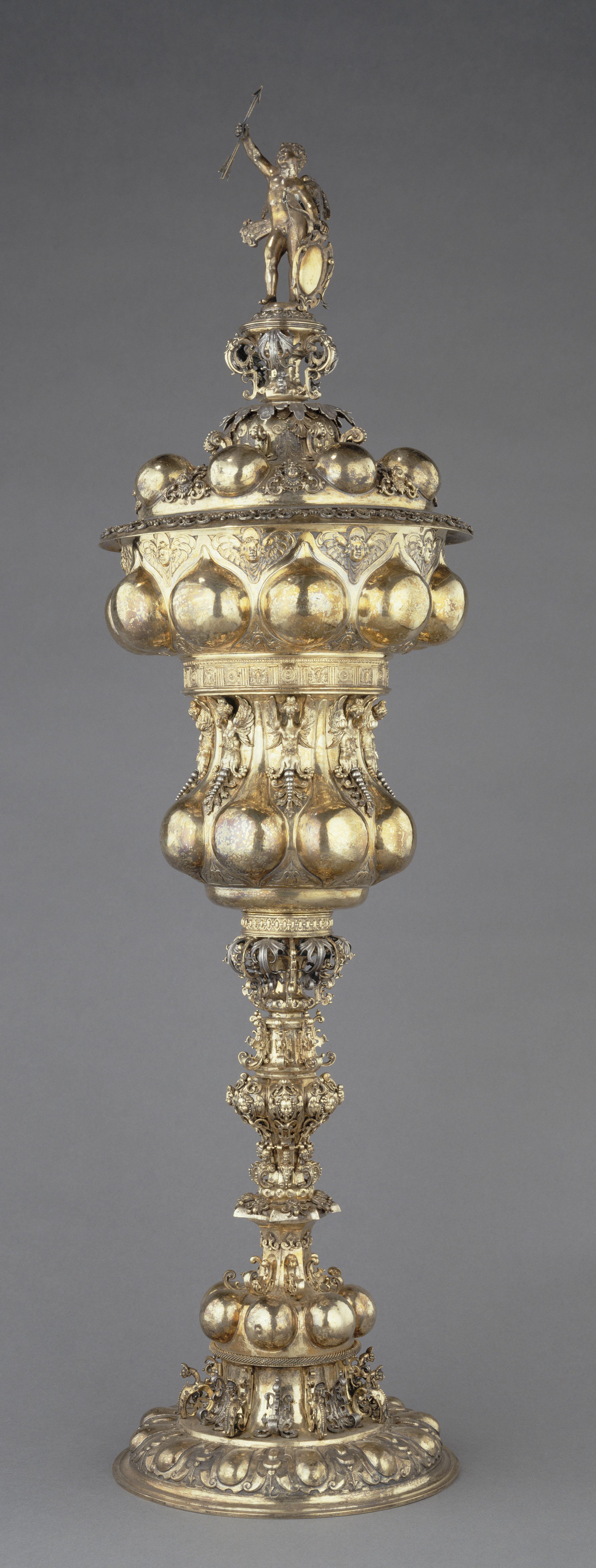 Coupe à cupules surmontée d’un Amour