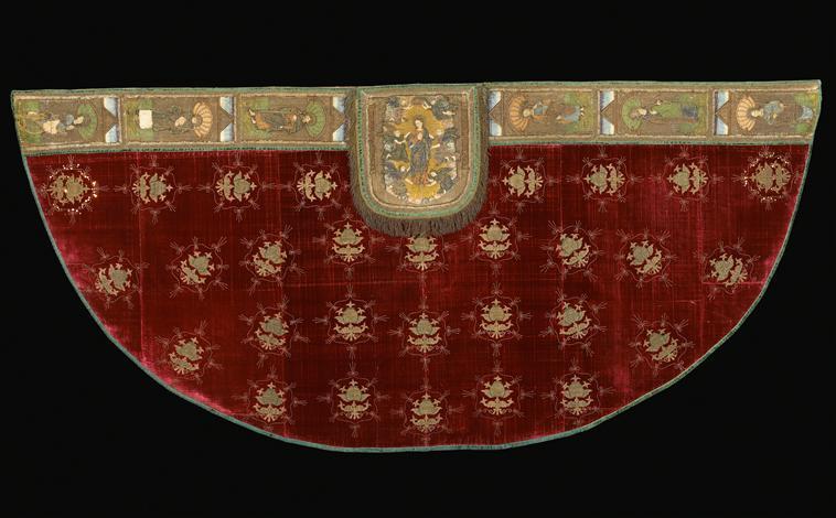 Chape : La Vierge en gloire couronnée par des anges (chaperon) ; sainte Marguerite, saint Cyraque, saint Paul, saint Jacques-le-Majeur, saint Paul, un saint Évêque bénissant (orfrois)