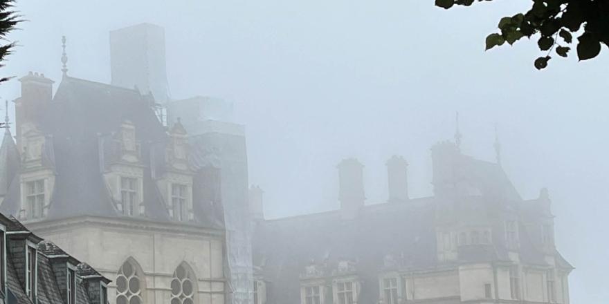 château dans la brume