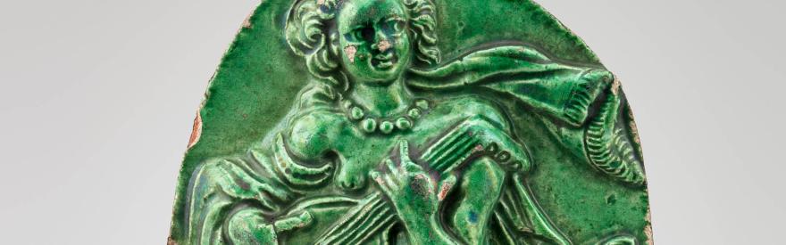 Fragment de poêle figurant la musique 