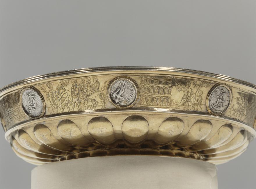 Coupe commémorative ornée de monnaies antiques 