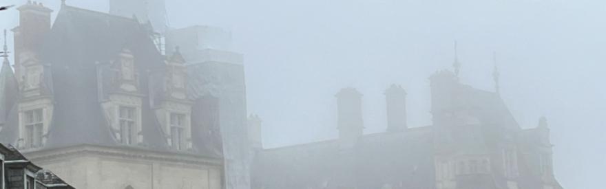 Château dans la brume