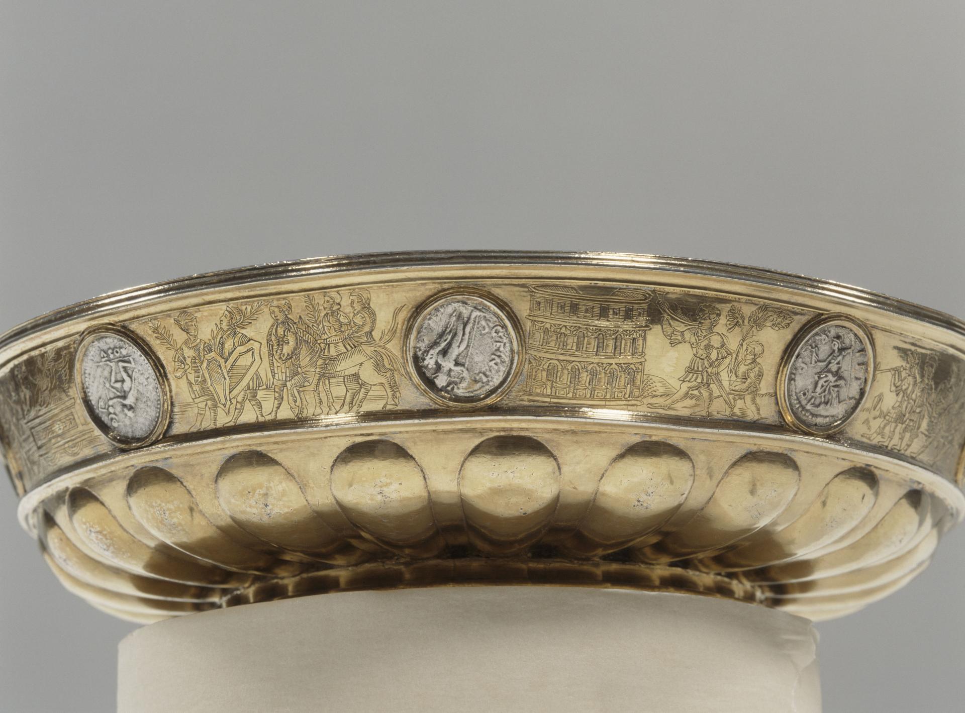 Coupe commémorative ornée de monnaies antiques 