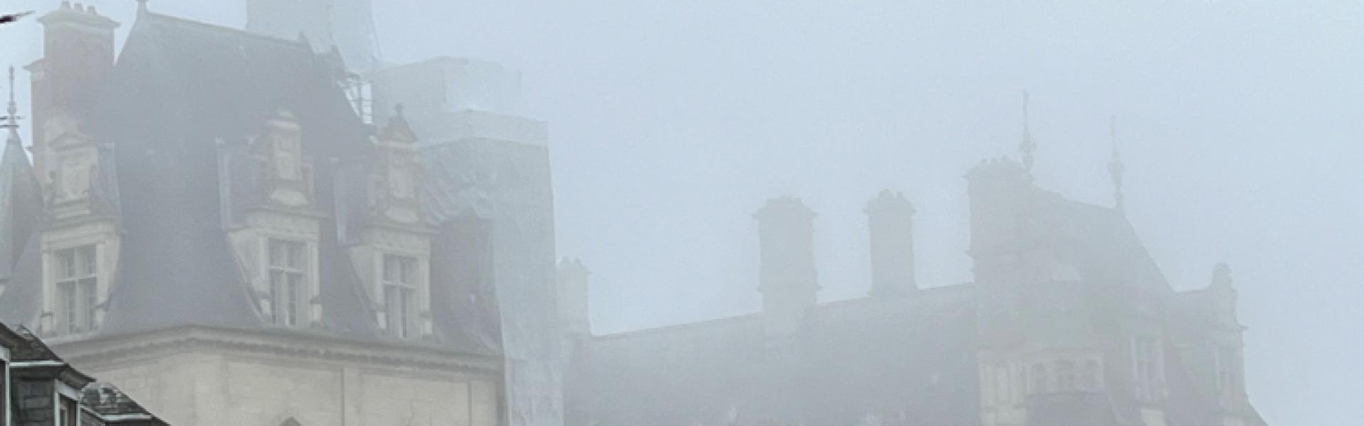Château dans la brume