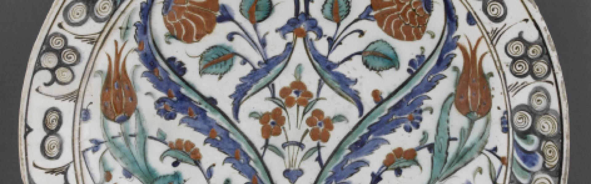 Plat aux deux feuille saz symétriques formant coeur